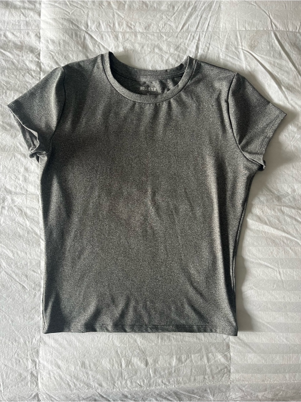 Hollister Short Sleeve Tee in Gray Size Medium Like New